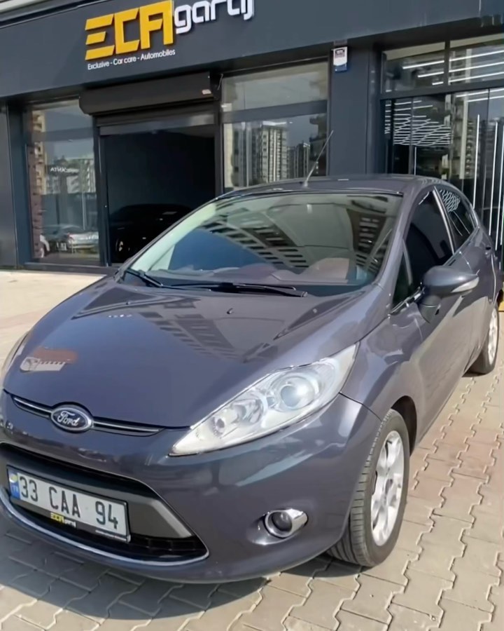 İlk sahibi tarafından garajımızda misafir ettiğimiz 2012 model Ford fiesta aracımızın üst bölgelerine dökülen çamaşır suyunun boyaya kalıcı hasarlar verdiğini ve aracın yaşı itibariyle de derin ve kılcal çiziklerini, matlaşmış boya yüzeyini tespit edip RESTORFX uygulamasıyla aracımıza sihirli bir dokunuş vermeyi kararlaştırıp uygulamalarımızı sorunsuzca bitirdik. Ve sonuç olarak boyasız bir şekilde mükemmele yakın bir hale gelen aracımızı müşterimize teslim ettik. Mutlu müşteriler olağanüstü dönüşümler için adresi biliyorsunuz 😊 #restorfx#tb#tbt#car#carcare#detailing#tuning#otomobil#seramik#exclusive#carcare#automobiles#ford#fiesta#fordturkiye#fordfiesta#restorfx#clearfx#ecagaraj#mersin