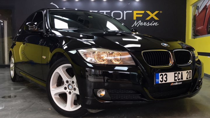 Müthiş bir değişim hikayesi. Taş izleri, derin ve kılcal çizikleri, matlaşmış boya yüzeyi, demir tozları bulunan ve farları solmuş aracımızın boyasını Restorfx ile yenileyip clearfx seramik kaplamamızla tam korumaya ve ultra parlaklığa kavuşturduk. Çamurlu suyla testimizi de yaptığımız aracımız artık ışıl ışıl ve çok çok daha az kirlenecek. @akkustaner hayırlı olsun. Restorfx (boya yenileme) Restorfx headlight (far yenileme) Clearfx (seramik kaplama) Restorfx wash (cilalı yıkama) Restorfx kil temizliği Restorfx trim (plastik koruma) Restorfx wheels (jant koruma) Restorfx clean (detaylı temizlik) #restorfx#boya#tbt#tb#car#a#araba#instagood#mersin#carcare#pozcu#modifiye#tuning#akdeniz#otomotiv#instadaily#e#bmw#e90lci#bmw320d#bmw320i#msport