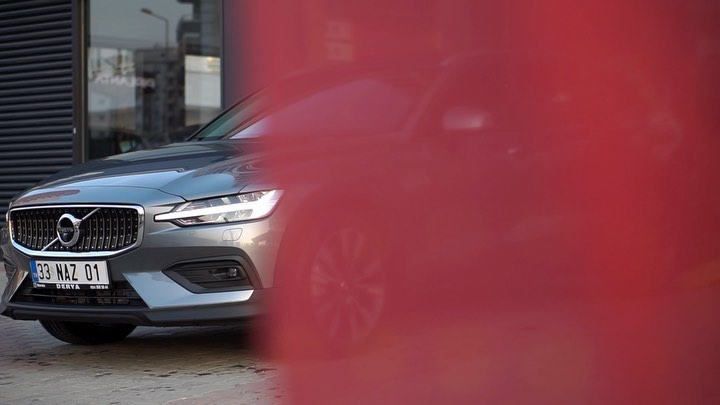 Yeni misafirimiz 0 km Volvo V60 aracımızın camları Llumar cam filmleriyle kaplandı. Yan ve arka camlarına ATR 15, Ön sürüş camına AIR 80 nano seramik cam filmi uyguladık. 10 yıl garanti, mükemmel sürüş keyfi, üst düzey konforlu yolculuk. @llumarcamfilmi Llumar cam filmleri cilt kanseri ile mücadelede, Dünya cilt kanseri vakfı tarafından tavsiye edilmektedir. En iyisini isteyenlerin adresi. 10 YIL GARANTİ 🔥 💎 %99 UV engelleme 💎 %16 Görünür ışık geçirgenliği 💎%55 Toplam güneş enerjisi reddi 💎%38 IR enerji reddi 💎%51 Seçili IR reddi 💎%80 Parlama azaltma 💎%5 Görünür Işık yansıması #ecagaraj#exclusive#carcare#automobiles#restorfx#clearfx#llumar#stek#mersin#camfilmi#llumarwindowfilm#toyota#corolla#volvo#volvotürkiye#volvov60#volvov60crosscountry #mersincamfilmi