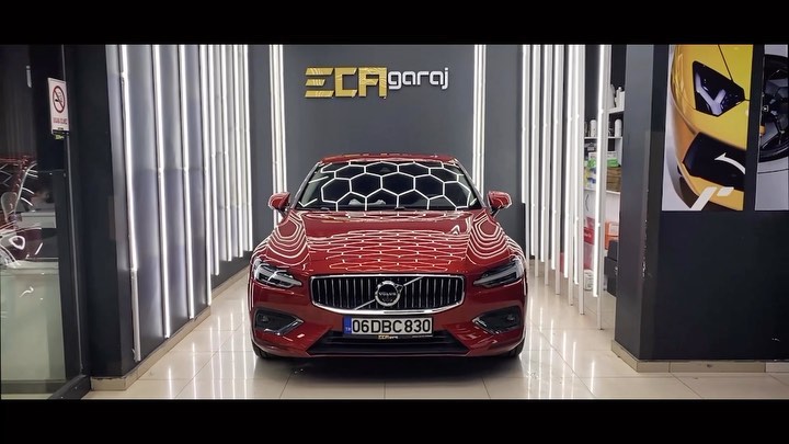 VOLVO S60 #STEK #DYNOlite ile zorlu hava ve yol koşullarında güvende! %100 poliüretandan üretilen STEK boya koruma filmlerimiz 150 mikron kalınlığındadır. Taş darbelerine karşı üstün koruma sağlar ve kılcal çiziklere karşı kendini yeniler. UV katmanı sayesinde aracın orijinal boyasının solmasını engeller. Su ve lekelerin yüzeyde tutunmasını zorlaştırır. @stekturkiye @llumarcamfilmi Yapılan diğer uygulamar; #LLumar #ATR15 Serisi Cam Filmi Uygulaması Antibakteriyel İç Detaylı Temizlik Uygulaması Boya Düzeltme, Parlatma ve Koruma Uygulaması #stek #stekrevolution #stekdyno #stekdynolite #stekturkey #stekturkiye #volvo #volvos60 #volvoturkey #volvoturkiye #volvos90 #volvos90