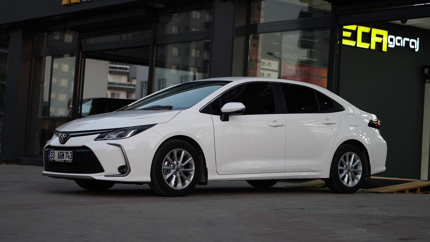 Yeni misafirimiz 0 km Toyota Corolla Llumar cam filmleriyle kaplandı. Yan ve arka camına ATR 15, Ön sürüş camına AIR 80 nano seramik cam filmi uyguladık. 10 yıl garanti, mükemmel sürüş keyfi, üst düzey konforlu yolculuk. En iyisini isteyenlerin adresi. 💎 %99 UV engelleme 💎 %16 Görünür ışık geçirgenliği 💎%55 Toplam güneş enerjisi reddi 💎%38 IR enerji reddi 💎%51 Seçili IR reddi 💎%80 Parlama azaltma 💎%5 Görünür Işık yansıması #ecagaraj#exclusive#carcare#automobiles#restorfx#clearfx#llumar#stek#mersin#camfilmi#llumarwindowfilm#toyota#corolla#toyotacorolla#mersincamfilmi