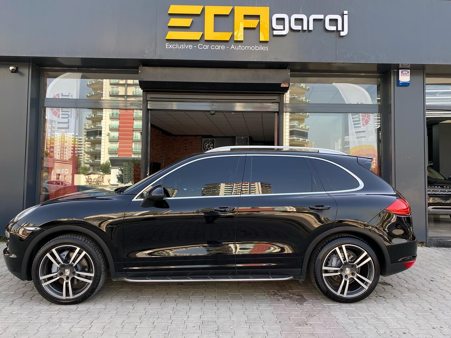 PORCHE CAYENNE aracımızın kalitesiz boyalı cam filmlerini söküp LLUMAR ELİT SERİSİ ATR 20 CH SR HPR cam filmi uygulaması yaparak müşterimize 10 yıl boyunca kusursuz bir cam filmi performansı almasını sağladık. Gözü yormayan ve bozmayan LLUMAR cam filmleri, dünya cilt kanseri vakfı tarafından UV koruma performansı için de ayrıca tavsiye edilmektedir. LLUMAR cam filmleri Mersin tek yetkili uygulama merkezi; 🔥 ECA GARAJ 🔥 💎 Görünür ışık geçirgenliği %29 💎 Güneş enerjisi reddi %49 💎 Seçili IR reddi %52 💎UV reddi %99 #ecagaraj#mersin#restorfx#llumar#stek#llumarwindowfilm#llumartürkiye#camfilmi#mersincamfilmi#mersinllumar#windowfilms#porche#porchecayenne#cayenne#detailing#detailingturkey#exclusive#carcare#automobiles