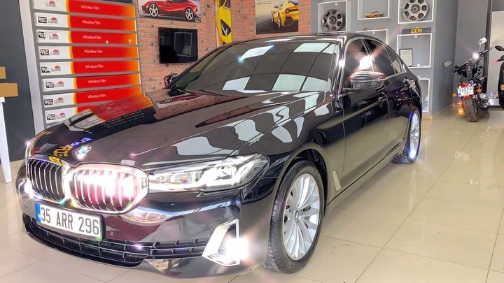 2021 model 0 km bmw 520i Llumar cam filmi için misafirimiz oldu. Yan ve arka camlarına ATR 05, ön sürüş camına ATR15 uygulayıp güzel günlerde kullanması dileğiyle misafirimizi uğurladık... @llumarcamfilmi En iyisini isteyenlerin adresi🔥 ATR 05 PERFORMANS DEĞERLERİ 10 yıl garanti🔥 💎%99 UV KORUMASI 💎%05 GÖRÜNÜR IŞIK GEÇİRGENLİĞİ 💎%67 GÜNEŞ ENERJİSİ REDDİ 💎%22 IR ENERJİ REDDİ 💎%68 SEÇİLİ IR REDDİ 💎%94 PARLAMA AZALTMA 💎%06 GÖRÜNÜR IŞIK YANSIMASI #ecagaraj#exclusive#carcare#automobiles#llumar#camfilmi#llumarwindowfilm#llumarpp35#mersin#camfilmi#detailing#detailingturkey#details#mersincamfilmi##bmw #520#bmw520d