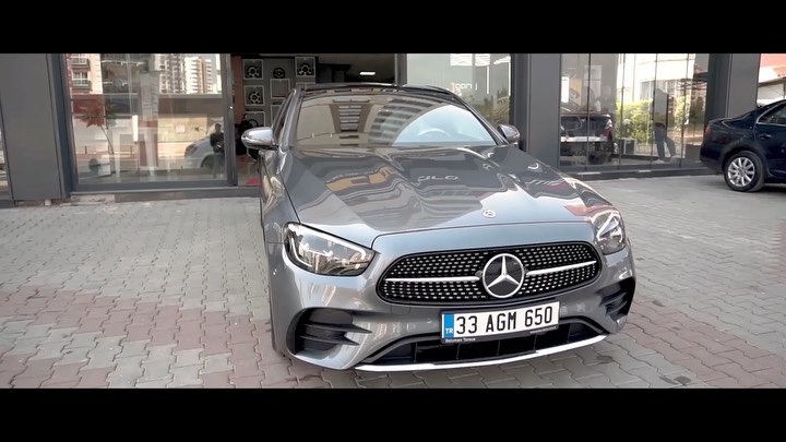 0 km 2021 model MERCEDES E200d 🔥 Keyifle bir araç aldınız ve neler mi yapmalısınız ? O zaman bu paylaşım sizin için. 0 km aracımızı bayiden teslim alarak, komple ultra parlak kendinden seramikli Stek DYNOshield ppf kaplama uygulaması ile 10 yıl boyunca tam koruma altına aldık. Aracımızın camlarını Llumar ATR elit serisi cam filmi, jantlarına Clearfx wheels seramik kaplama uygulaması ve deri kısımlarına Restorfx Numbers Hydrate 08 ile deri koruma uygulaması, mat plastik aksamlarına Restorfx Numbers 13 Trim, camların dışına Restorfx Numbers 10 Repel cam su itici uygulaması yaparak işlemlerimizi tamamladık. Müşterimize uzun yıllar aracını keyifle kullanmasını diliyoruz. En iyisini isteyenlerin adresi 🔥 @stekofficial @restorfx @stekturkiye @llumarcamfilmi @restorfxtr En iyisini isteyenlerin adresi 🔥 Llumar ATR 20 cam filmi performans verileri 💎%99 UV KORUMASI 💎%29 GÖRÜNÜR IŞIK GEÇİRGENLİĞİ 💎%49 GÜNEŞ ENERJİSİ REDDİ 💎%39 IR ENERJİ REDDİ 💎%52 SEÇİLİ IR REDDİ 💎%71 PARLAMA AZALTMA 💎%06 GÖRÜNÜR IŞIK YANSIMASI #ecagaraj#exclusive#carcare#automobiles#detailing#restorfx#stek#llumar#detailingturkey#camfilmi#clearfx#seramikkaplama#ppf#ppfkaplama#mercedes#mercedesamg#mercedeseclass#mercedesturkiye