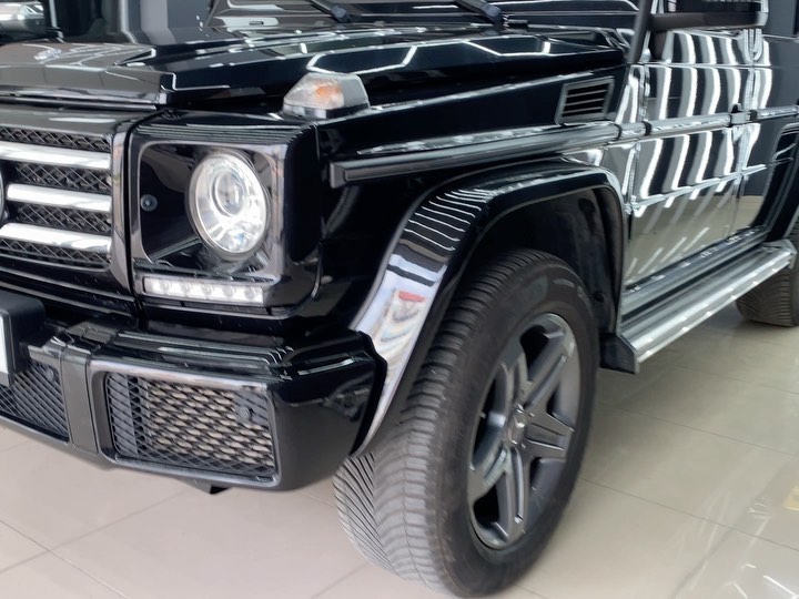 Yeni misafirimiz Mercedes G350d. Aracımızın dışındaki çizikleri ve matlaşan boya yüzeylerini onarıp Clearfx seramik kaplama ile ultra parlaklık ve maksimum koruma altına aldık. Aynı zamanda antibakteriyel detaylı temizlik ve deri koruma uygulamasını da yaptıktan sonra misafirimiz uğurladık. En iyisi isteyenlerin adresi 🔥 #ecagaraj#exclusive#carcare#automobiles#mersin#restorfx#restorfxturkiye#detailing#clearfx#detailing#car#cars#mercedes#mercedesgclass#mercedesg63#mercedesbenz