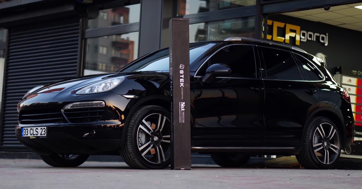 Porche Cayenne komple Stek DYNOshield ppf kaplama uygulaması... Ultra parlak ve süper hidrofobik bir ppf olan Stek dynoshield sayesinde, Aracımızın boyası 10 yıl boyunca solmaya, çatlamaya, kuş pisliklerine, asitlere, kimyasal maddelere ve çiziklere karşı en üst düzeyde koruma altına alındı. Stek dynoshield hidrofobik etkisi sayesinde sıvıları yüzeyden çok iyi derecede iterken, özel yapısı sayesinde yüzeyinde oluşan çiziklere karşı kendini yenileme özelliğine sahip platinum bir ppf kaplamadır. En iyisini isteyenlerin adresi .... @stekturkiye #ecagaraj#exclusive#carcare#automobiles#stek#stekturkiye#stekppf#folyokaplama#ppf#llumar#restorfx#clearfx#detailing#boyakoruma#detay#porche#porchecayenne#cayenne#stekrevolution#mersincamfilmi#mersinboyakoruma#ppf#ppfkaplama