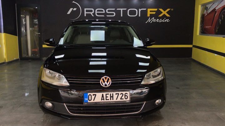 Öncesi ve sonrasını 2 video şeklinde paylaştığımız VW Jetta aracımız çizikleri ve berbat boya yüzeyi olarak uygulama yaptığımız en kötü araçtı diyebiliriz. Antalya’dan misafirimiz olan aracımızı 3 günlük yoğun çalışma sonucu Restorfx ile boya düzeltme ve çizik giderme uygulamalarını yaparak yeniden mükemmel kondisyona ulaştırıp, rengine inanılmaz parlaklık ve derinlik kattık. Aracına değer verenlerin adresi Restorfx Mersin! 🔥 Restorfx Restorfx Polish Restorfx Finish Restorfx wash Restorfx clay Restorfx trim Restorfx clean #restorfx#boya#Mersin#pozcu#tbt#tb#car#a#araba#instagood#mersin#carcare#pozcu#modifiye#tuning#akdeniz#otomotiv#e#vwjetta#jetta#jettaclub#vwturkiye#vwtürkiye#vwclub#vwlife