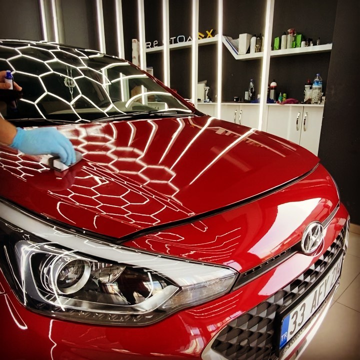 Yeni misafirimiz, Hyundai i20 Clearfx seramik kaplama ile mükemmel bir parlaklık ve korumaya kavuştu. @ozgur_ozdas_33 En iyisini isteyenlerin adresi! 🔥 #ecagaraj#exclusive#carcare#automobile#restorfx#clearfx#hyundai#i20#hyundaii20#detailing#carrestoration#cardesign