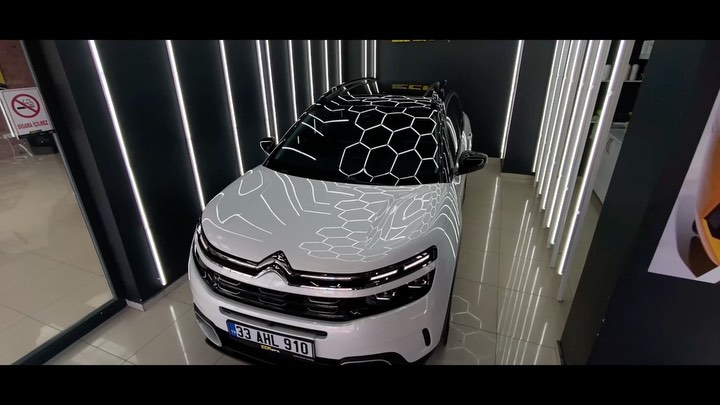 Garajımızın misafiri 0 km Citroen C5 Aircross … Aracımızı komple ultra parlak 10 yıl garantili Stek DYNOshield ile, olası kuş pisliği hasarları, taş izleri , zararlı maddelere karşı tam koruma altına aldık. Ayrıca ön sürüş camına LLUMAR AIR80, sunroof kısmına,yan ve arka camlarına da ATR serisi uygulayarak mükemmel sürüş kalitesine ve konforlu yolculuklara kavuşturup RESTORFX Numbers ürünlerinden HYDRATE 08 ile deri korumasını da yaparak misafirimizi uğurladık. En iyisini isteyenlerin adresi🔥 @stekturkiye @llumarcamfilmi @restorfxtr ATR 05 PERFORMANS DEĞERLERİ 10 YIL GARANTİ 💎%99 UV KORUMASI 💎%05 GÖRÜNÜR IŞIK GEÇİRGENLİĞİ 💎%67 GÜNEŞ ENERJİSİ REDDİ 💎%22 IR ENERJİ REDDİ 💎%68 SEÇİLİ IR REDDİ 💎%94 PARLAMA AZALTMA 💎%06 GÖRÜNÜR IŞIK YANSIMASI #ecagaraj#exclusive#carcare#automobiles#restorfx#restorfxnumbers#detailing#detailingturkey#detail#llumar#stek#camfilmi#mersincamfilmi#stekppf#ppfkaplama#citroen#citroenc5aircross#citroenturkey