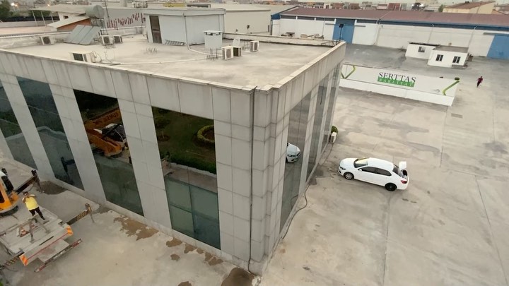 ECA GARAJ iyi seyirler diler. Mersin ilimizin köklü firmalarından SERTTAŞ Bakliyata misafir olduk. Güneşin sıcaklığını çok yoğun hissettirdiği şehrimizde, SERTTAŞ Bakliyat idari binasındaki cam cephelere, LLUMAR RHE 20 mimari dış cephe cam filmi uygulayarak %85 civarında Güneş enerjisini engellemeyi, %99 ve üzeri oranında UV engellemeyi taahhüt ederek keyifli çalışma ortamı ve nice başarılı işler diliyoruz. @serttasbakliyat @llumarcamfilmi Mimari çözüm ortağımız: @projevim #exclusive#carcare#automotive#arch#architecture#architecturewindowfilm#mimaricamfilmi#buildings#office#officedesign#archdaily#projevim