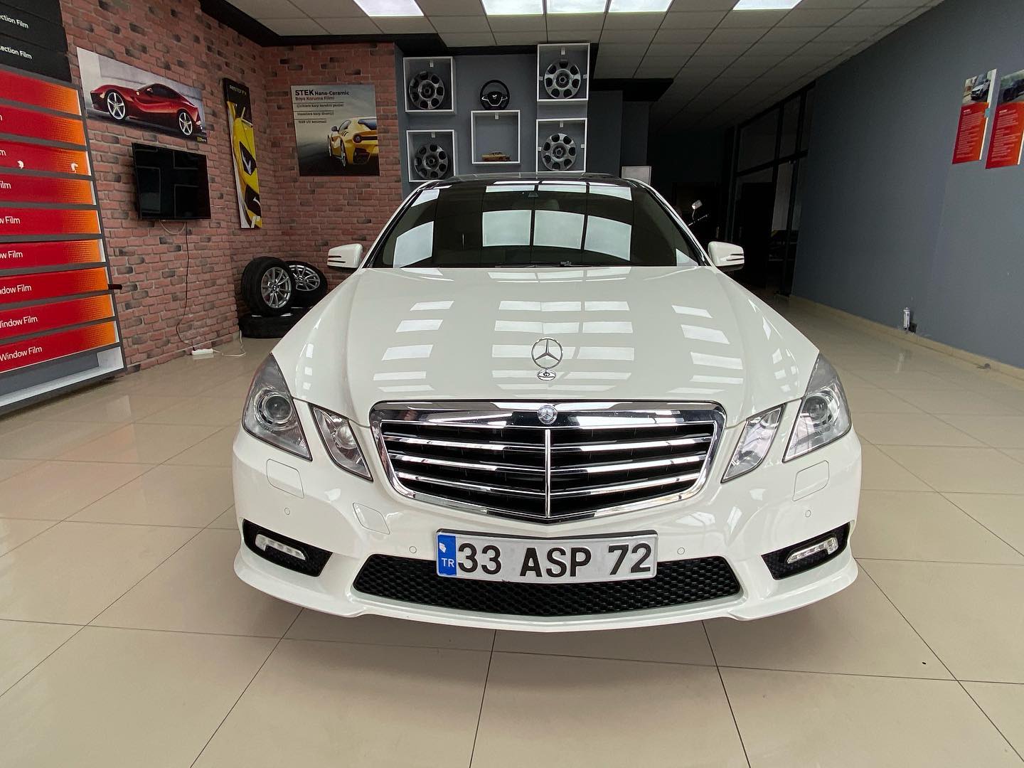 Misafirimiz Mercedes E350 aracımızı cam filmi uygulaması için teslim aldık. Müşterimizin aracın üzerindeki kalitesiz eski, boyalı cam filminden kaynaklanan şikayetleri ve sürüş konforu talepleri doğrultusunda Llumar ATR serisi cam filmi uygulamaya karar verdik. Bu doğrultuda aracımızın yan ve arka camlarına ATR 20, ön sürüş camına ATR 50 serisi uygulayıp aracımızı teslim ettik. Müşterimize üstün ısı performanslı ve mükemmel görüş kaliteli yeni cam filmleriyle güzel günler diliyoruz. En iyisini isteyenlerin adresi 🔥 ATR 20 PERFORMANS DEĞERLERİ 💫 10 YIL GARANTİ 💎%99 UV KORUMASI 💎%29 GÖRÜNÜR IŞIK GEÇİRGENLİĞİ 💎%49 GÜNEŞ ENERJİSİ REDDİ 💎%39 IR ENERJİ REDDİ 💎%52 SEÇİLİ IR REDDİ 💎%71 PARLAMA AZALTMA 💎%06 GÖRÜNÜR IŞIK YANSIMASI #ecagaraj#exclusive#carcare#automobiles#llumar#mersin#camfilmi#llumaratr#atr#mercedes#mercedesbenz#mercedesamg#e350#mercedese350#mersincamfilmi#mercedesturkiye#llumartürkiye