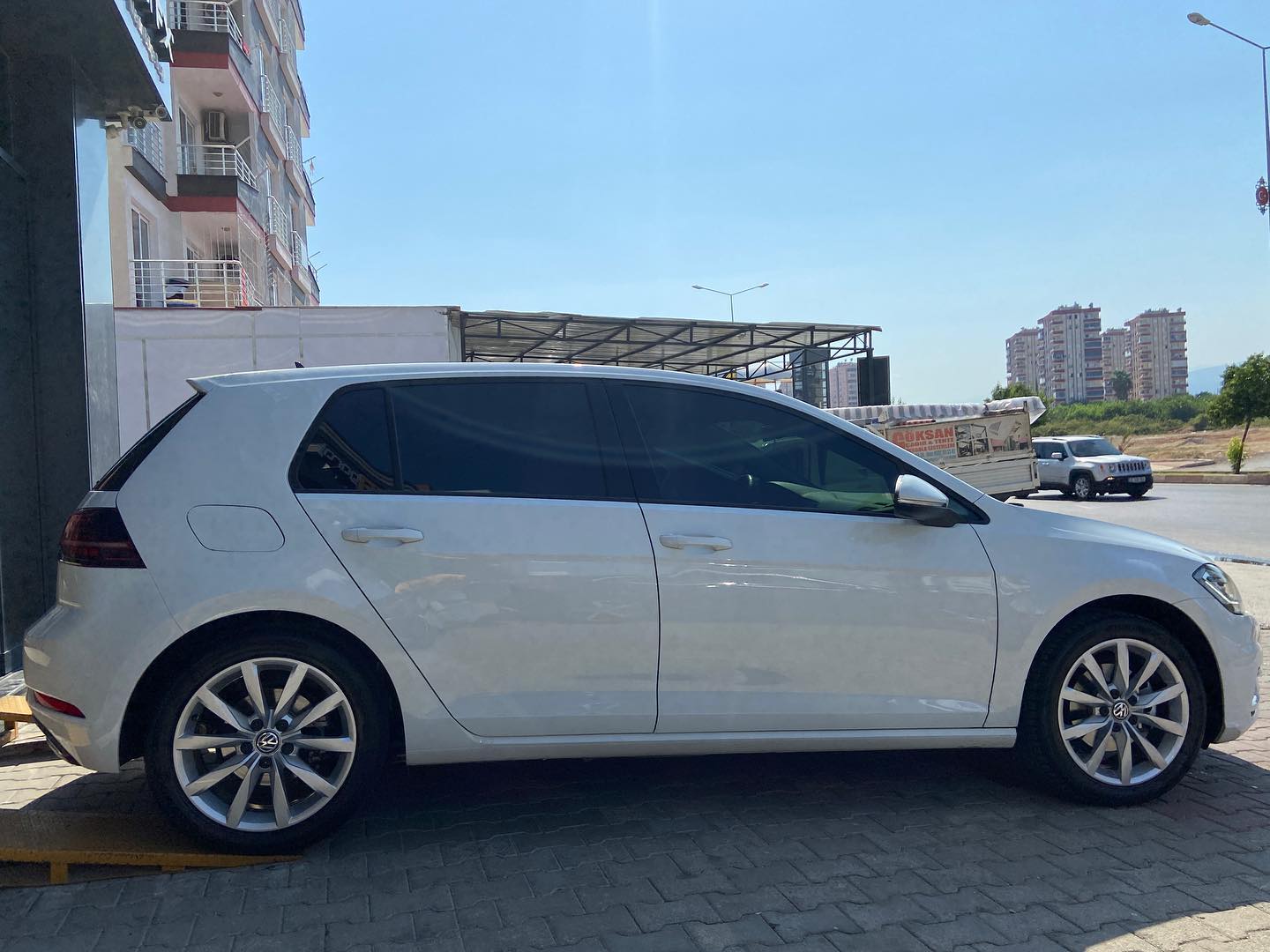 Yeni misafirimiz Volkswagen GOLF’e Yan ve arka camlar Llumar ATC 15, ön sürüş camına da ATC 50 cam filmi ile güneş ışınlarına karşı tam korumaya ve üstün görüş kalitesine kavuşturduk ✨ @restorfxtr @llumarcamfilmi En iyisini isteyenlerin adresi🔥 #exclusive#ecagaraj#carcare#eca#garage#llumar#llumarcamfilmi#llumarwindowfilm#stek#detailing#detailingworld#detailingturkey#volkswagen#golf#volkswagenturkiye#volkswagengolf#camfilmi#ppf#ppfkaplama#seramikkaplama#automobile#auto#otomativ#turkey#mersin#ankara