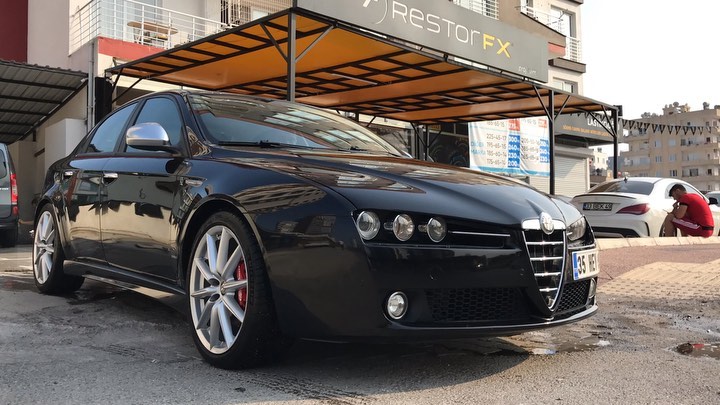 Türkiye’nin nadide araçlarından olan Alfa Romeo efsanesi 159 misafirimiz oldu. Kaportasında derin ve kılcal çizikleri, taş izleri ve matlaşmış boya yüzeyi bulunan aracımızı 4 günlük yoğun çalışmayla kendisi gibi mükemmel bir hale getirdik. En iyisini isteyenlerin adresi. Mustafa beye bu kıymetli aracını bizlere emanet ettiği için teşekkür eder güzel günlerde kullanmalarını dileriz @rocscoffee Restorfx polish Restorfx finish Clearfx exterior Clearfx finish coat Restorfx wash Restorfx trim Restorfx clean #restorfx#boya#tbt#tb#car#a#araba#instagood#mersin#carcare#pozcu#modifiye#tuning#akdeniz#otomotiv#instadaily#e#alfaromeo#alfaromeo159#alfa159#alfaromeotr#alfaromeotürkiye