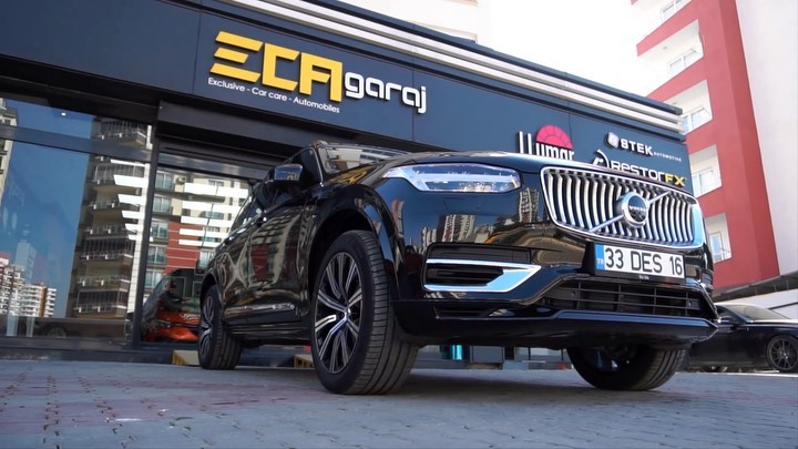 Yeni misafirimiz Türkiye’de az sayıda bulunan 0 km XC90 T8 modelini Stek dynoshield ppf kaplama ile koruma altına aldık. Ultra parlak ve süper hidrofobik bir ppf olan Stek dynoshield sayesinde, Aracımızın boyası 10 yıl boyunca solmaya, çatlamaya, kuş pisliklerine, asitlere, kimyasal maddelere ve çiziklere karşı en üst düzeyde koruma altına alındı. Stek dynoshield hidrofobik etkisi sayesinde sıvıları yüzeyden çok iyi derecede iterken, özel yapısı sayesinde yüzeyinde oluşan çiziklere karşı kendini yenileme özelliğine sahip platinum bir ppf kaplamadır. En iyisini isteyenlerin adresi .... @stekturkiye #ecagaraj#exclusive#carcare#automobiles#stek#stekturkiye#stekppf#folyokaplama#ppf#llumar#restorfx#clearfx#detailing#boyakoruma#detay#volvo#volvoxc90#volvoxc90t8#volvotürkiye#stekrevolution#mersincamfilmi#mersinboyakoruma