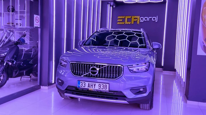 Bayiden gelen 0 km aracımızı PPF kaplama ile ön 4 parça olmak üzere koruma altına aldık + olarak ön görüş dahil komple cam fimi uygulayarak güneş ısısı ve UV ışınlarına karşı Koruma uygulandı + CLearFx seramik kaplama ve deri koruma işlemleri uygulanmıştır. Kalite asla tesadüf değildir 💎 ClearFx seramik kaplama💎 Stek dyanolite ppf kaplama🔮 LLumar cam filmi 😎 En iyisini isteyenlerin adresi🔥 @restorfxtr @stekturkiye @llumarcamfilmi #exclusive #carcare #automobiles #ecagaraj #llumar #stek #restorfx #detailing #detailingturkey #detailingworld #camfilmi #ppfkaplama #seramikkaplama #volvo #volvoxc40 #volvotürkiye #mersin #turkey #türkiye