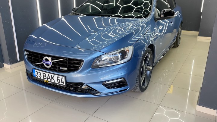 Volvo s60 2.0 R-Design aracımızı polestar dönüşümü kapsamında bütün gri kısımlarını piano black uygulaması, seramik kaplama bakımı ve antibakteriyel detaylı temizlik uygulamasını ve Restorfx Headlight ile far temizlemesini yaptıktan sonra misafirimizi uğurladık. @canalpdemir En iyisini isteyenlerin adresi 🔥#restorfx#boya#tbt#tb#car#a#araba#instagood#mersin#carcare#pozcu#modifiye#tuning#akdeniz#otomotiv#instadaily#e#volvo#volvos60#volvoturkey#volvoforlife