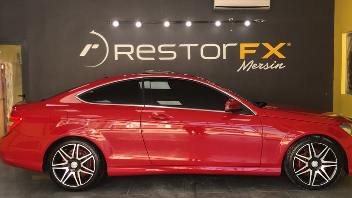 Motor kaputuna asit dökülen ve belirli bölgelerinde vernik atmaları olan aracımız fabrika ayarlarında restorfx desteğiyle onarılıp, bir daha böyle durumlarla karşılaşılmaması için clearfx seramik kaplama uygulamasıyla da ultra parlaklığı ve koruması sağlanmıştır. @myavuz33 hayırlı olsun ! #restorfx#boya#tbt#tb#car#a#araba#instagood#mersin#carcare#pozcu#modifiye#tuning#akdeniz#otomotiv#instadaily#e#bmw#mercedes#audi#opel#v#c180#c200d#mercedesturkiye#mercedesbenz#c180amg#c180coupe