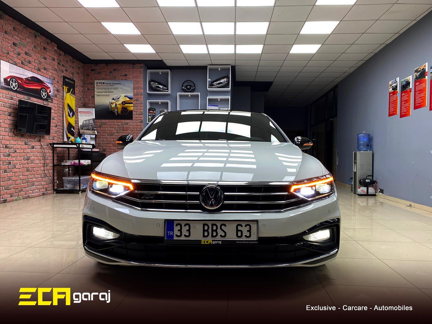 Yeni bir araç aldınız ve bu yatırımınızı en iyi şekilde kullanmak ve değerini korumak mı istiyorsunuz. O zaman en asgari yapmanız gereken şeyleri bu VW PASSAT aracımızda görebilirsiniz. Yapılan işlemler; *Ön 4 parça taşa ve öndeki araçlardan gelebilecek zararlı maddelere karşı dünyanın en iyi ürünlerinden olan Stek DYNOshield PPF kaplama koruma altına alıp ✅ * Geriye kalan bütün boyalı bütün aksamları tartışmasız dünyanın en son teknolojisi Graphene ile üretilen seramik kaplaması Clearfx Graphene ile koruma altına alıp ✅ * Üstün konfor ve mükemmel görüş kalitesi için Llumar cam filmiyle camlarını kaplayıp misafirimizi uğurladık. @restorfxtr @restorfx @llumarcamfilmi @stekturkiye En iyisini isteyenlerin adresi 🔥 #ecagaraj #ecagaraj#exclusive#carcare#automobile#restorfx#clearfx#detailing#detailingworld#detailingturkey#restorfx#ceramics#restorfxfamily#restorfxturkiye#stek#ppf#ppfkaplama#pic#passat#volkswagen#car#painting#passatturkiye#volkswagenarena#likesforlike#instagram#turkey#mersin