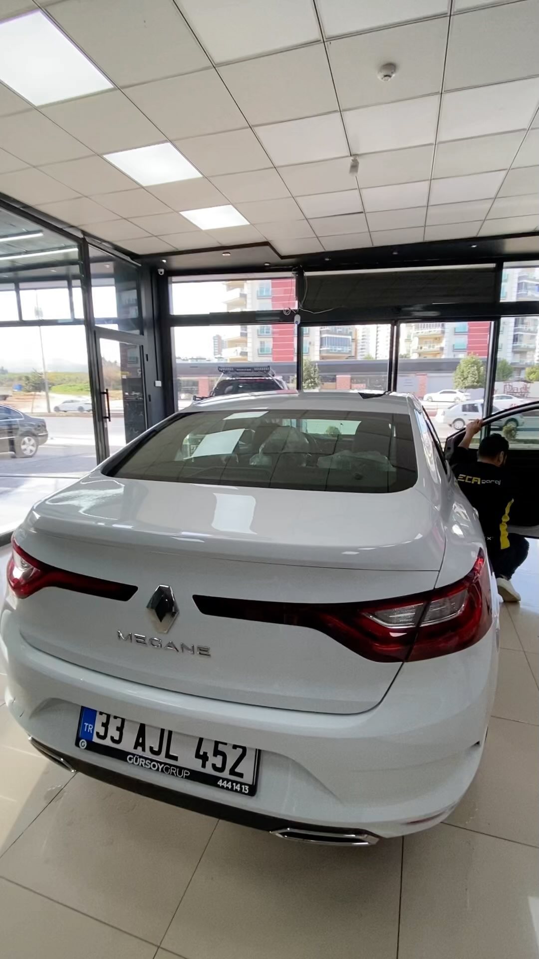 0 km Megane bayiden teslim alınıp garajımıza misafir oldu. Cam filmleriyle çok daha tarz bir görüntüye sahip olan Megane güneşin kavurucu sıcaklığına ve UV ışınlarına artık maruz kalmayacak. @emint0prak güzel günlerde kullanın. #carcare#cars#car#windowfilm#camfilmi#llumar#ecagaraj#mersin#megane#renovation#fyp
