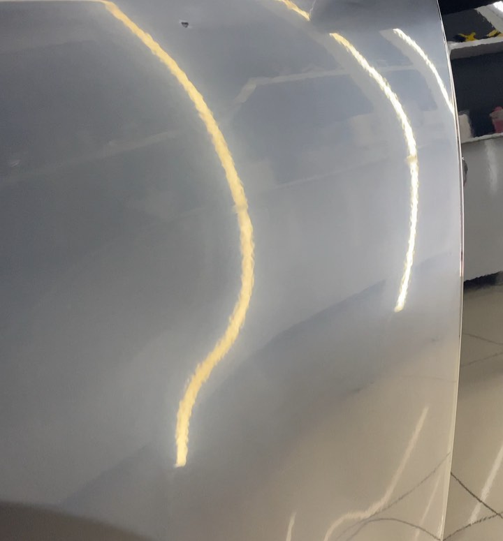 Şırnak’tan derin çizik şikayetleriyle garajımıza misafir olan Audi a4. Taş ile kasti olarak çizilen aracımızın derin çiziklerini %90 seviyelerine kadar onararak kusursuza yakın bir görünüme kavuşturduk. Aracımızın Restorfx ile boya yenileme işlemini yaptıktan sonra Clearfx seramik kaplama ile koruma altına aldık. Motor kaputunu STEK (150 mikron) ppf ile kaplayarak taş izleri ve dış etkenlere karşı tam korumaya aldık. En iyisini isteyenlerin adresi! @nayifolgun @stekturkiye @restorfxtr #ecagaraj#restorfx#restorfxtr#clearfx#seramikkaplama#detailing#exclusive#carcare#automobile#auditurkiye#audiclub#audia4#stek#llumar