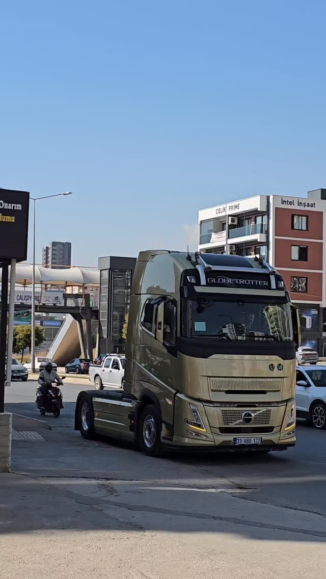 Şimdiye kadar hiç bu kadar büyüğü uğramamıştı! Haftanın konuğu Volvo FH 540 en iyi uygulamalar için teslim alındı 🫡. #STEK #DYNOlite ile Güçlü Koruma, Kusursuz Parlaklık! -Yüksek parlaklık -Çiziklere ve darbelere karşı koruma -Su ve kire dayanıklılık -Kendini yenileyen teknoloji #LLumar ATR Elite cam filmi ile de gerçek ısı kalkanı ve %99 UV koruması bir arada! @volvotrucksturkiye @llumarcamfilmi @stekturkiye