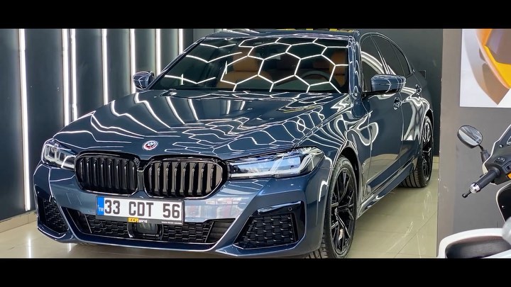 Yeni misafirimiz 0 km BMW 520i. Komple Stek DYNOlite ultra parlak, kendini yenileyen( kılcal çizikleri kaybolan) ppf kaplama ile koruma altına aldık. 5 yıl garantili olan bu ürün araçlarınıza bir nevi koruma kalkanı oluşturarak, aracınızın boyasını yıllarca fabrika parlaklığında tutuyor. Bu ppf ile kaplı parçalarda olası bir kaza durumunda boyanın çatlamasını önleyerek göçük düzeltme ile araçlarınızın orijinalliğine zarar vermeden tekrar eski haline getirebiliyorsunuz. @stekturkiye @stekofficial @stekistanbul #ecagaraj#car#care#automobile#detailing#detailingworld#detailingcars#detailingturkey#stek#llumar#shield#ppf#windowfilm#bmw#bmwm#bmw520i#bmw520d#bmw520#bmwm5#bmw320i#bmwturkiye#bmwm4#bmwm3#bmwlove#bmwmotorrad#bmwlife#bmwgram#bmwclub#bmwrepost#bmwmpower