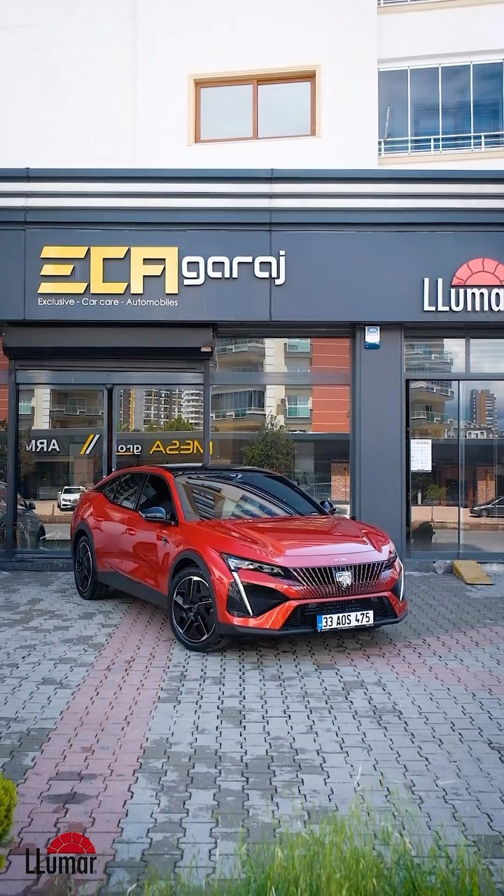 Yeni Peugeot 408 GT, #LLumar IRX Serisi cam filmi sayesinde kusursuz korumayla buluştu! #IRX serisi Nano seramik yapısı ile kızılötesi ışınları engelleyen en iyi ısı kontrol filmidir. UV ışınlarına karşı koruma sağlayan %99 oranında engelleyerek, ısıyı kontrol altına alır ve yol boyunca koruma sağlar. Konforlu bir yolculuk sunarken aynı zamanda parlamayı azaltarak gözlerinizin yorulmasını engeller ve görüşünüzün her zamankinden daha net olmasını garanti eder. @llumarcamfilmi #peugeot #peugeot408 #llumar #llumarwindowfilm #llumarcamfilmi #mersin #ecagaraj #detailing #detailingworld #autodetailing