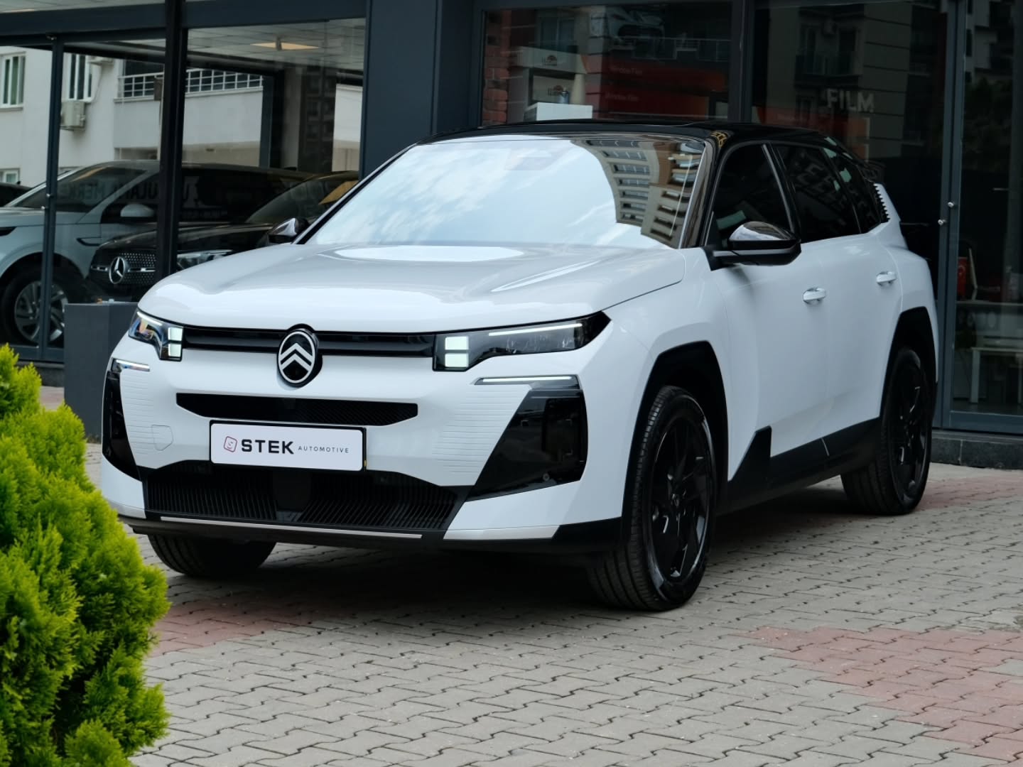 İnsan dönüp bir daha bakıyor… Çünkü bu #C5Aircross sıradan görünmüyor. 🖤 STEK FORCEshield PPF ile başka parlıyor, detaylar başka konuşuyor. Koruma görünmez olabilir, etkisi asla. #FORCEshield #STEK #CitroenC5Aircross #LLumarCamFilmi