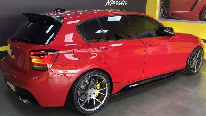 Misafirimizin aracının folyodan kaynaklı vernik atığı hasarlarını, taş izlerini, matlaşmış boya yüzeyini Restorfx ile yenileyip clearfx seramik kaplamamızla tam korumaya ve ultra parlaklığa kavuşturduk. Aracımız artık çok çok daha az kirlenecek ve hep ışıl ışıl olacak. @yunusnayci hayırlı olsun. Restorfx (boya yenileme) Clearfx (seramik kaplama) Restorfx wash (cilalı yıkama) Restorfx kil temizliği Restorfx trim (plastik koruma) Restorfx wheels (jant koruma) Restorfx clean (detaylı temizlik) #restorfx#boya#tbt#tb#car#a#araba#instagood#mersin#carcare#pozcu#modifiye#tuning#akdeniz#otomotiv#instadaily#e#bmw#1series#bmwclub#118i