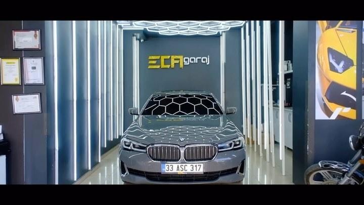 BMW 520i için #STEK #DYNOshield Boya Koruma Filmi Zamanı! STEK DYNOshield, aracınızın yüzeyini günümüzün en ileri teknolojisiyle koruyan bir boya koruma filmidir. Nano seramik teknolojisi ile üretilen bu film, çizilmelere, taş çarpmalarına, kuş pisliklerine ve UV ışınlarına karşı üst düzey koruma sağlar. Kendini iyileştirme özelliği sayesinde küçük çizikleri otomatik olarak düzeltebilir. Şeffaf ve parlak yapısı, aracınızın orijinal görünümünü korurken, uzun ömürlü bir koruma sağlar. Sürüş keyfini ve aracınızın estetiğini en üst seviyede tutmak için STEK DYNOshield’i tercih edin. • @stekturkiye #STEKDYNOshield#BoyaKoruma#NanoTeknoloji#estetikkoruma#stekppf#bmw#bmw5#bmwlove#bmwmotorrad#bmwclub#bmwgram#bmwlife#bmwrepost#bmwmpower#bmwmotorsport#bmw520