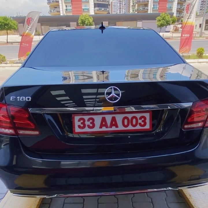 Misafirimiz Mercedes E180 aracımızı cam filmi uygulaması için teslim aldık. Aracımızın üzerindeki kalitesiz eski, boyalı cam filminden kaynaklanan şikayetler ve sürüş konforu talepleri doğrultusunda Llumar ATR serisi cam filmi uygulamaya karar verdik. Bu doğrultuda aracımızın yan ve arka camlarına ATR 05, ön camına ATR 35 serisi uygulayıp aracımızı teslim ettik. Müşterimize üstün ısı performanslı ve mükemmel görüş kaliteli yeni cam filmleriyle güzel günler diliyoruz. En iyisini isteyenlerin adresi 🔥 ATR 05 PERFORMANS DEĞERLERİ 💫 10 YIL GARANTİ 💎%99 UV KORUMASI 💎%05 GÖRÜNÜR IŞIK GEÇİRGENLİĞİ 💎%67 GÜNEŞ ENERJİSİ REDDİ 💎%22 IR ENERJİ REDDİ 💎%68 SEÇİLİ IR REDDİ 💎%94 PARLAMA AZALTMA 💎%06 GÖRÜNÜR IŞIK YANSIMASI #ecagaraj#exclusive#carcare#automobiles#llumar#mersin#camfilmi#llumaratr#atr#mercedes#mercedesbenz#mercedesamg#e180#mercedese180#mersincamfilmi#mercedesturkiye#llumartürkiye