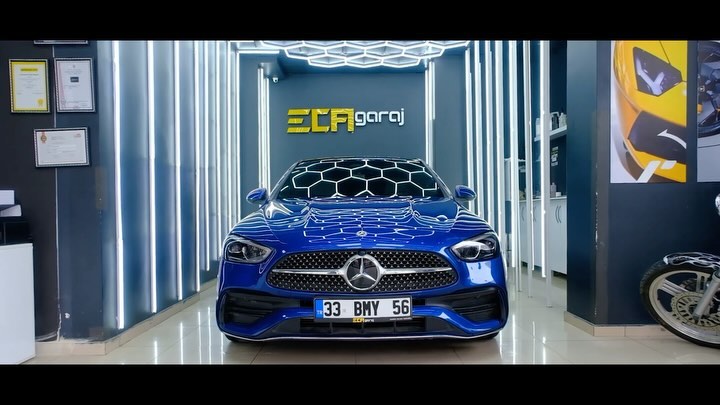 Mercedes C200’nize uygulanan STEK DYNOlite PPF Kaplama, aracınızın dış yüzeyini çiziklere, taş çarpmalarına ve diğer dış etkenlere karşı dayanıklı bir kalkanla korur. LLumar cam filmi AIR 80 Serisi ise sürücü camında güneşin zararlı UV ışınlarını bloke ederken, iç mekanı daha konforlu bir hale getirir. Bu özel işlemler, sürüş deneyiminizi güvenli ve keyifli kılmak için bir araya getirilmiş, Mercedes C200’nizi özel kılıyoruz. ✨👌 @stekturkiye @llumarcamfilmi #AracKoruma#STEKPPF#LLumarCamFilm#MercedesC200#ppfkaplama#camfilmi#detailing#mercedes#c200#exclusive#stek#llumar#ecagaraj