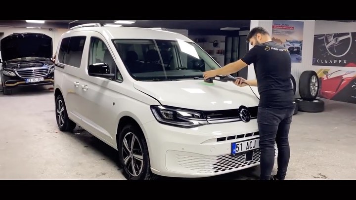 0 Km Volkswagen Caddy misafirimiz oldu. Asfalta çıkmadan hemen önce koruma altına alıyoruz. ✔️Ön kaputuna taş izlerine karşı Stek DynoLite serisi PPF kaplama ile kapladık. ✔️Güneşin zararlı ışınlarına karşı sağladığı UV katmanı ve ısı kesme özelliğine sahip LLumar ATR 15 serisi cam filmi uyguladık. @restorfxtr @llumarcamfilmi @vwturkiye En iyisini isteyenlerin adresi🔥 #Ecagaraj #exclusive#carcare#detailing#detailingworld#windowfilm#ppf#llumar#stek#stekdynoshield#stekdynolite#volkswagen#volks#wagen#volkswagencaddy#volkswagengolf#volkswagenlove#volkswagenturkey#volkswagenpolo#volkswagenbeetle#volkswagenjetta#volkswagencaddymaxi#volkswagenclub#volkswagenlovers#volkswagentiguan#volkswagengroup