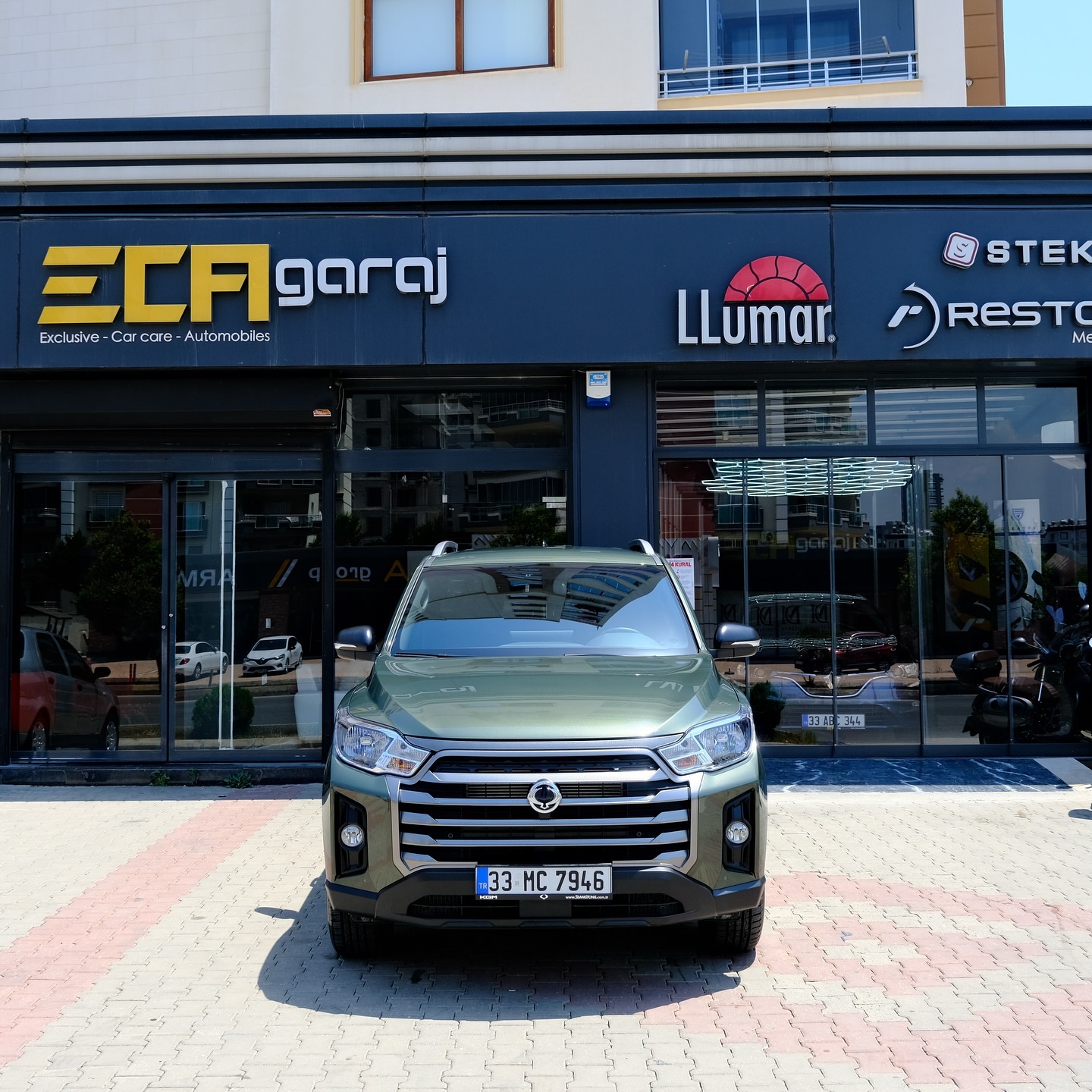 📸✨ SsangYong Musso’muza yeni bir dokunuş! 🌟 🚙💨 Bugün aracımızda Llumar ATR 15 serisi cam filmi uygulaması gerçekleştirdik. Bu kaliteli film, güneş ışınlarını engelleyerek iç mekanın serin kalmasını sağlıyor ve aynı zamanda aracımıza şık bir görünüm kazandırıyor. 🌞✨ 🔧 Profesyonel ekibimiz sayesinde uygulama mükemmel bir şekilde tamamlandı. Şimdi Musso, hem şık hem de daha konforlu! #SsangYongMusso#LlumarATR15#CamFilmi#Otomotiv#DetaylıTemizlik#GüneşKoruma#ArabaSevdası#ssanyong#llumar#llumarcamfilmi#llumarwindowfilm#llumarfilms#luxury#luxo#lux