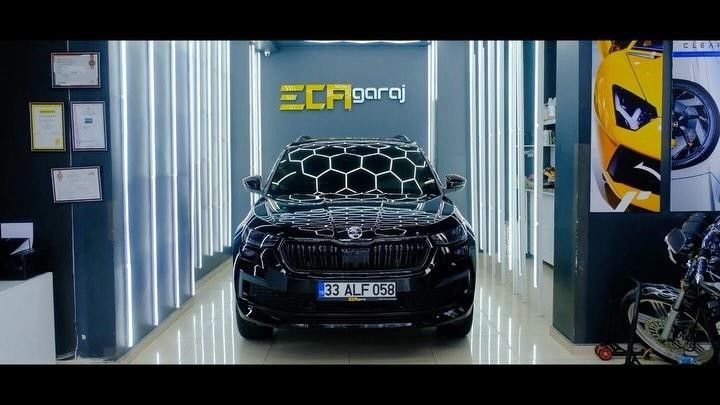 Skoda Kodiaq’ımızı 0 km olarak teslim aldık ve özel bir işlem sürecinden geçirdik! Aracımızı STEK DYNOlite PPF kaplamasıyla donatarak, dış yüzeyini çiziklere, taş çarpmalarına ve hava koşullarına karşı mükemmel bir koruma altına aldık. İç mekan içinse LLumar cam filmi ATR Serisi uygulayarak, sürücü ve yolcularımızı güneşin zararlı ışınlarından korurken, aynı zamanda iç mekanı daha konforlu hale getirdik. Black paketle aracımıza modern bir estetik dokunuş kattık, böylece güvenli ve şık bir sürüş deneyimi sunuyoruz. 📩Detaylar için bize ulaşın. #SkodaKodiaq#STEKDYNOlite#LLumarCamFilm#BlackPaket#skoda#skodagram#llumar#llumarwindowfilm#windowfilm#stek#ppf#kaplama#paintprotection#paintprotectionfilm#carhystory#detailing#detailingworld#turkeycar#turkiye#mersin