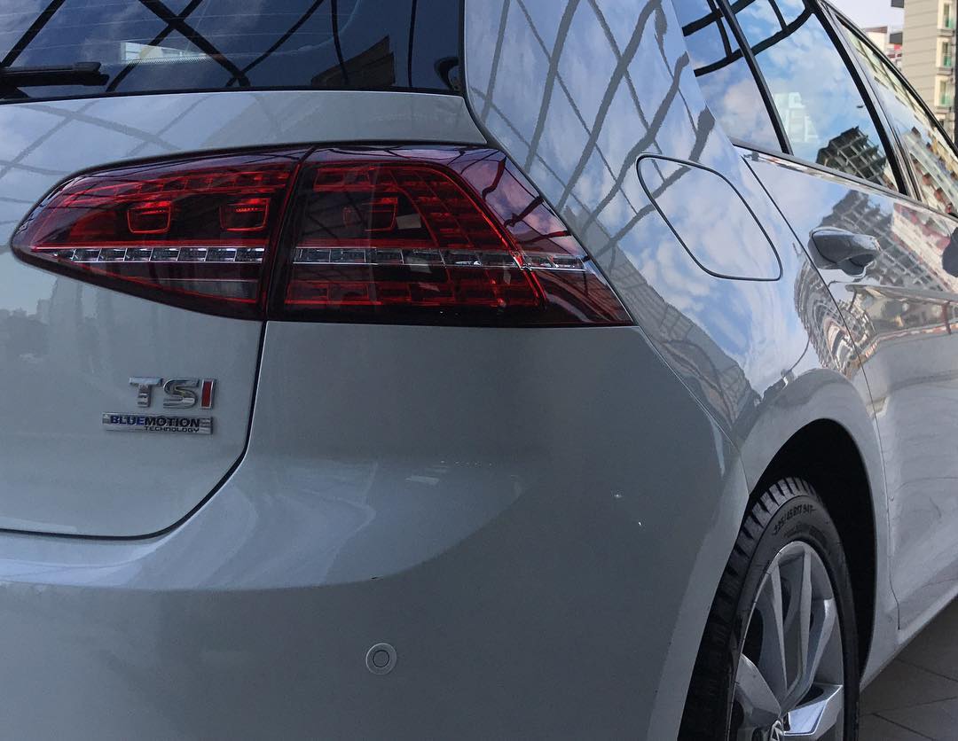 Beyaz parlamaz diyenleri görelim. Ayna olur hemde. Nerde ve nasıl olduğunu söylememize gerek var mı ☺️ #restorfx#boya#tbt#tb#car#a#araba#instagood#mersin#carcare#pozcu#modifiye#tuning#akdeniz#otomotiv#instadaily#e#bmw#mpower#mercedes#audi#opel#vw#golf#golf7#golf7r#vwgolf#vwclub