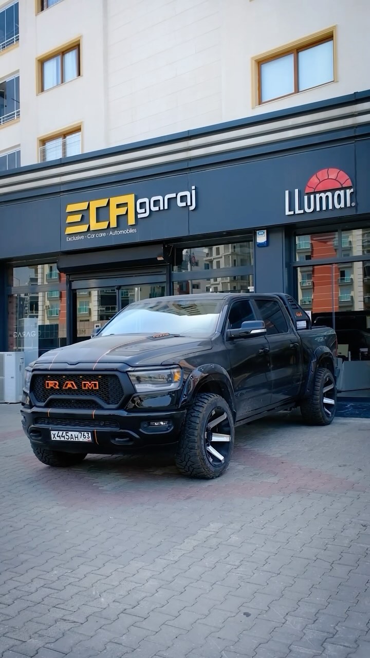 RAM Laramie aracınızda konforu ve şıklığı bir adım öteye taşıyoruz! 🚀🛻 📌 Uygulanan İşlemler: • LLumar Cam Filmi ATR Serisi: Gelişmiş ısı ve UV korumasıyla sürüş keyfinizi maksimize edin. 🌞❄️ • Ön Sürüş Camı LLumar AIR 80 Serisi: Yüksek performanslı ön cam korumasıyla net görüş ve ekstra güvenlik sağlayın. 🛡️ Aracınızda hem estetik hem de fonksiyonel bir iyileştirme için profesyonel hizmetlerimizle yanınızdayız. Detaylar ve daha fazlası için bizi takip edin! #CarDetailing#RAMLaramie#LLumar#CamFilmi#LuxuryCars#ProfesyonelHizmet#ram#ramtrucks#ramtürkiye#llumarcamfilmi#llumarwindowfilm#llumarwindowfilms#windowfilm#truck