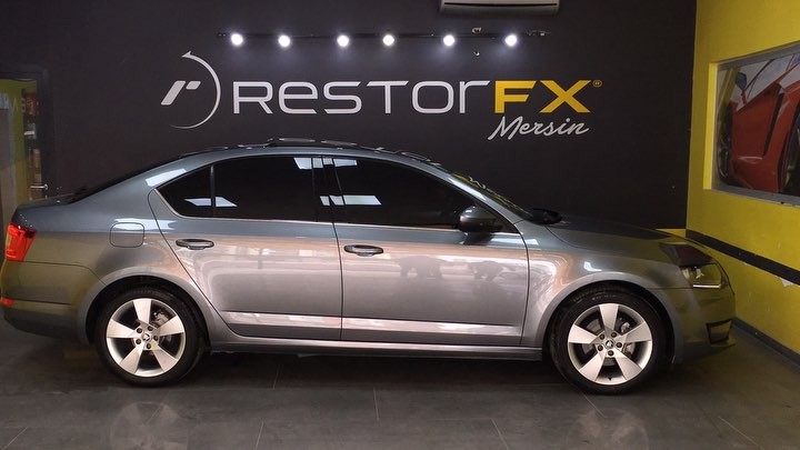 Motor kaputunda folyo hasarı,genel itibariyle matlaşmış boya yüzeyi,çizikleri, hareleri ve demir tozları bulunan aracımızın motor kaputunu onarıp Restorfx polish ve finish ile boya düzeltme ve çizik giderme işleminin ardından dış aksam seramik kaplaması, jantlarını demir tozlarından arındırıp Jant özel seramik kaplaması ve iç kısımlarına detaylı iç temizlik sonrası deri koruma ve iç aksam seramik kaplama işlemi uyguladık. Maksimum sertlik, göz alıcı parlaklık ve ultra koruma. @ibrahimicoz hayırlı olsun. Restorfx Polish Restorfx Finish Clearfx (dış seramik kaplama) Clearfx wheels(Jant seramiği) Clearfx interior(iç seramik) Restorfx wash (cilalı yıkama) Restorfx kil temizliği Restorfx trim (plastik koruma) Restorfx clean (detaylı temizlik motor koruma) #restorfx#boya#tbt#tb#car#a#araba#instagood#mersin#carcare#pozcu#modifiye#tuning#akdeniz#otomotiv#instadaily#e#skoda#skodaoctavia#octavia#skodaturkiye