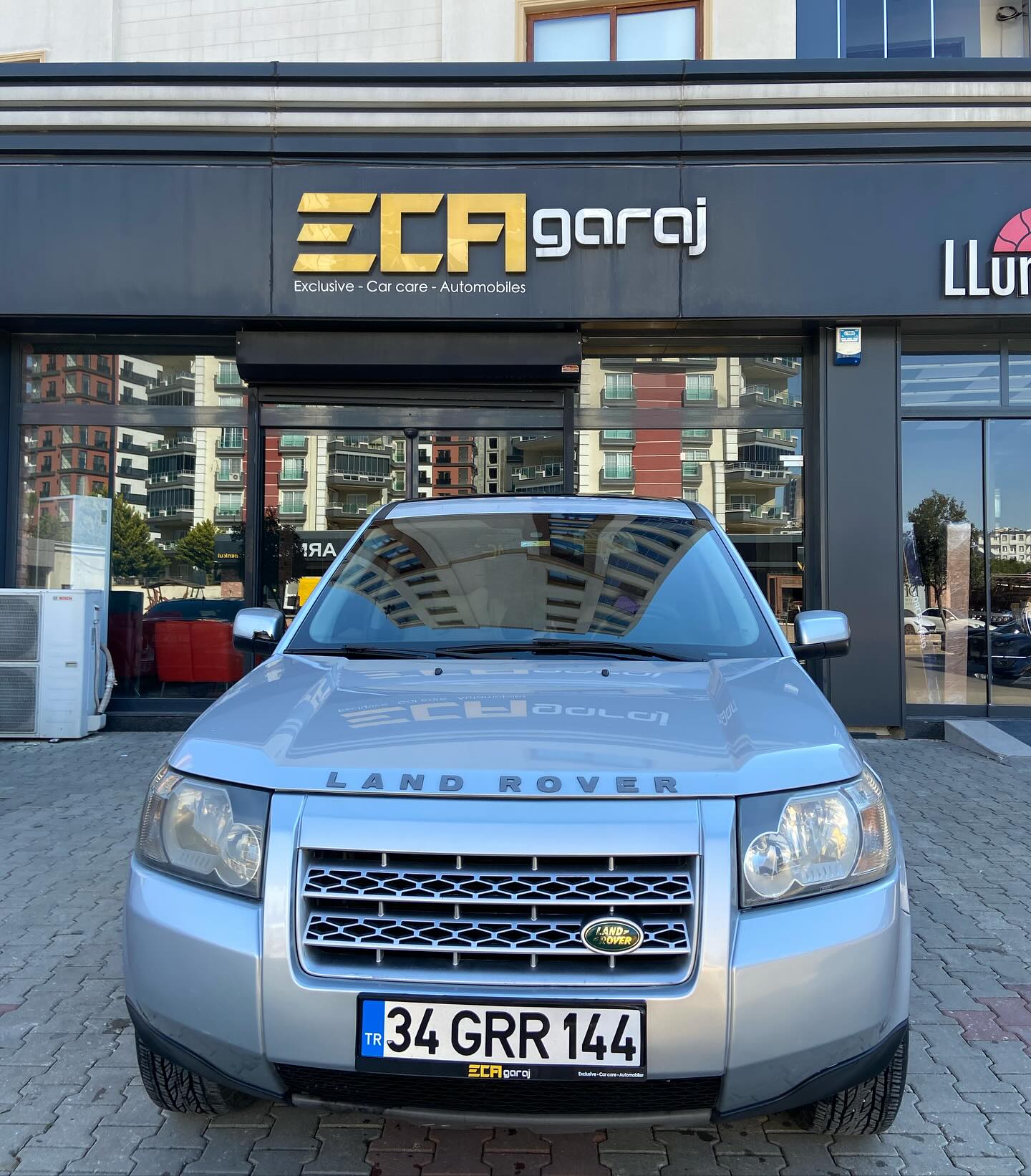 LAND ROVER Aracımız için özel işlemler tamamlandı! 💯 Göz alıcı parlaklık ve derinlik ✨💎 @ecagaraj 🛡️ #ecagaraj #land #landrover #suv #boyakoruma #ultra #parlaklık #mersin #explore