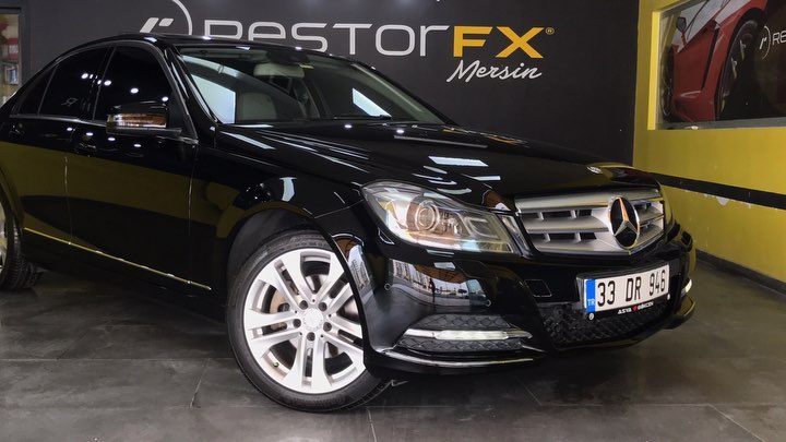 Amatörce pasta cila boya koruma yapılmış her yanı hare bir şekilde misafir ettiğimiz Aracımızın Motor kaputundaki çiziklerini Restorfx ile yok edip genel itibariyle yapılan yanlış uygulamaları düzeltip boyasını kusursuz bir hale getirdik. Clearfx seramik kaplama ile de tam koruma altına, ultra boya derinliğine ve ayna parlaklığına kavuşturduk. Restorfx (Boya yenileme) Clearfx (dış seramik kaplama) Restorfx wash (cilalı yıkama) Restorfx trim (plastik koruma) Restorfx clean (detaylı temizlik motor koruma) Restorfx Repel Restorfx clay #restorfx#boya#tbt#tb#car#a#araba#instagood#mersin#carcare#pozcu#modifiye#tuning#akdeniz#otomotiv#instadaily#e#mercedes#mercedesbenz#mercedescclass#mercedesc200#c180#amg#detailing