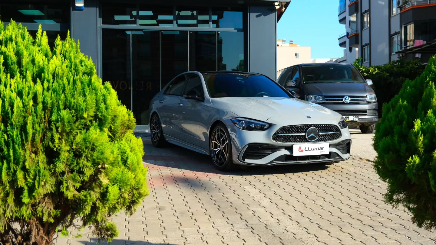 #LLumar #IRX Serisi ile #Mercedes C200'de Konforun Yeni Standardı! Sürüş konforunu artırmak ve kabin içi sıcaklık kontrolünü en üst seviyeye taşımak için Mercedes'e IRX Serisi cam filmi uygulaması gerçekleştirdik. Nano-seramik teknolojisi sayesinde yüksek ısı reddi sunarken, zararlı UV ışınlarına karşı koruma sağlayarak net görüşten ödün vermez. 📍Profesyonel uygulama 🌡Üst düzey ısı kontrolü ☀️Yüksek UV koruması 🌟Net görüş ve etkileyici görünüm IRX Serisi ile her kilometrede aynı konfor, her yolculukta aynı ayrıcalık. @llumarfilms @llumarcamfilmi