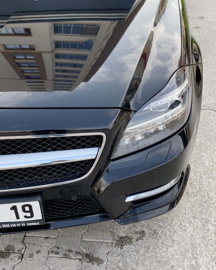Öncesi ve sonrası olarak paylaştığımız 2015 model Mercedes CLS 350 aracımızın amatör uygulayıcılar tarafından hatalı yapılan çizik düzeltme çalışmalarını, kılcal ve derin çiziklerini, matlaşan boya yüzeyini onarıp boya yüzeyini neredeyse kusursuz bir hale getirip, CLEARFX seramik kaplamamızla boyasını koruma altına alarak boyasına mükemmel bir derinlik kattık. En iyisini isteyenlerin adresi 🔥 #ecagaraj#exclusive#carcare#automobiles#mersin#restorfx#restorfxturkiye#detailing#clearfx#detailing#car#cars#far#llumar#stek#mersin#mercedes#mercedescls#cls350