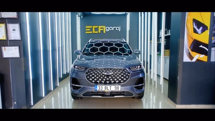 0 km Chery Tiggo aracınıza yapılan işlemler şunları içerir: *ClearFX Seramik Kaplama: Aracın dış yüzeyine uygulanan özel bir kaplama, boyayı çiziklere ve kimyasal etkilere karşı korur. Ayrıca aracın parlaklığını artırır ve temizliğini kolaylaştırır. *Kaput Stek DynoLite PPF Kaplama: Kaput bölgesine uygulanan bir koruyucu film, taş çarpma ve diğer dış etkilere karşı ekstra koruma sağlar. Boyanın korunmasına yardımcı olur. *LLumar Cam Filmi: Camlara uygulanan bir film, güneş ışınlarını azaltırken iç mekanı UV ışınlarına karşı korur. Aynı zamanda gizliliği artırır ve sürücüye rahatlık sağlar. Bu işlemler, aracınızın dış yüzeyini korumak, parlaklığını artırmak ve sürüş deneyiminizi iyileştirmek için yapılan özel uygulamalardır. Daha fazla detaylı bilgiyi videoda bulabilirsiniz.🙏😍 @muhammetozbalta61 #cherry#cherytiggo#tiggo#cherytiggo7pro#llumar#clearfx#stek#ppfkaplama#seramikkapalam#ecagaraj