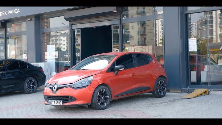 Derin çiziklere maruz kalmış dip bucak temizliğe ihtiyacı olan Renault Clio aracımızın @ecagaraj öncesi ve sonrası görüntüleri ile sizlerle.. 🔻ʏᴀᴘıʟᴀɴ ɪ̇şʟᴇᴍʟᴇʀ 🔴Matte Satin Red Folyo Kaplama 🔴Çizik Dolgusu 🔴Antibakteriyel Detaylı İç Temizlik 🔴Ön-Arka Tampon Onarımı @ecagaraj #carwrapping #wrap #renault #clio #cargram #reelsinstagram #carshow #details #detailingcars #restoration #shine #restorfxmersin #restorfx #clearfx #ecagaraj #mersin #kesfet #newpost #carlovers #araçkaplama #renaultsport #detailingworld