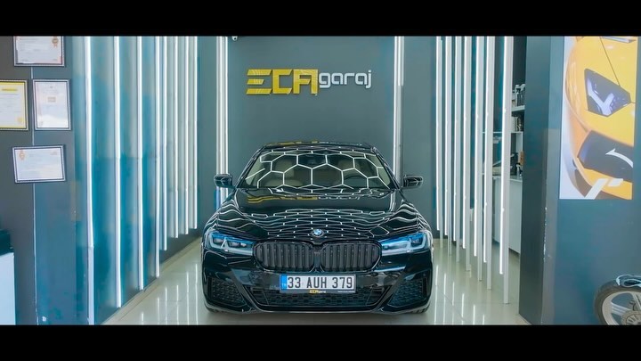 BMW 5 SERİSİ G30 ARACA FACELİFT YENİ KASA GÖRÜNÜM BODY KİT UYGULANMIŞTIR. 🔹M SPORT ÖN TAMPON 🔹M SPORT ARKA TAMPON 🔹M SPORT MARŞPİYEL 🔹M SPORT JANT 🔹FACELİFT LED FAR 🔹FACELİFT LED STOP @jiyanertenn Öncesi ve sonrası farkını görmek için videomuzu izleyin!✨ 🔸 Soru-Cevap Zamanı! 🔸 Yenileme süreciyle ilgili merak ettiklerinizi bize sorun! Yorumlar kısmında sorularınızı bekliyoruz. 🗨️👇 #bmw#bmw5#bmwm#bmwsport#bmwdönüşüm#bmwfacelift#bmwlife#bmwgram#bmwclub#bmwrepost#bmwmpower#bmwm5#bmwlovers#bmw❤️#bmwlove #bmwclassic#ecagaraj#mersin